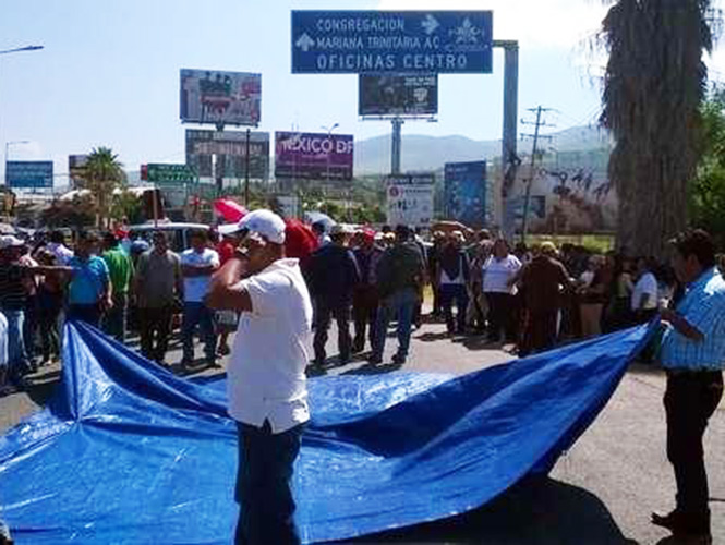 Varios activistas de la CNTE cerraron las vías de acceso al aeropuerto de Oaxaca