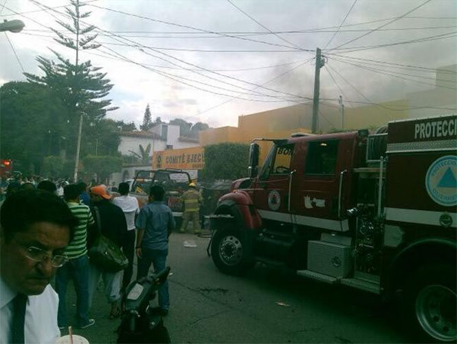 Los manifestantes quemaron y metieron un vehículo en la sede del PRD en Chilpancingo (Foto: @Maryterecortes)