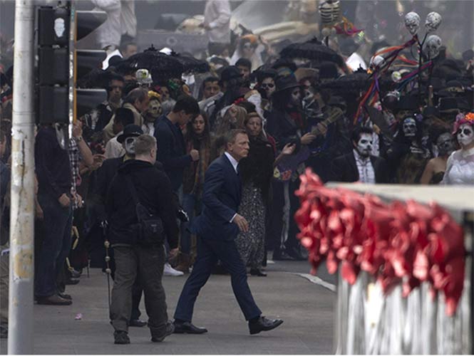 James Bond 'toma' el Zócalo capitalino entre calaveras