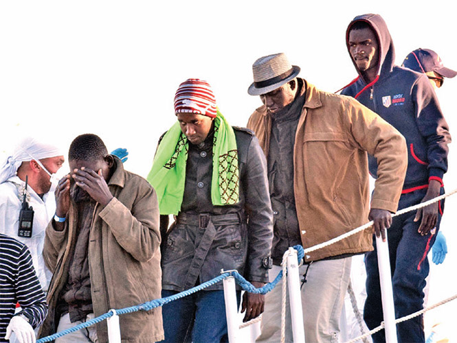 Musulmanes tiran del barco a 12 cristianos