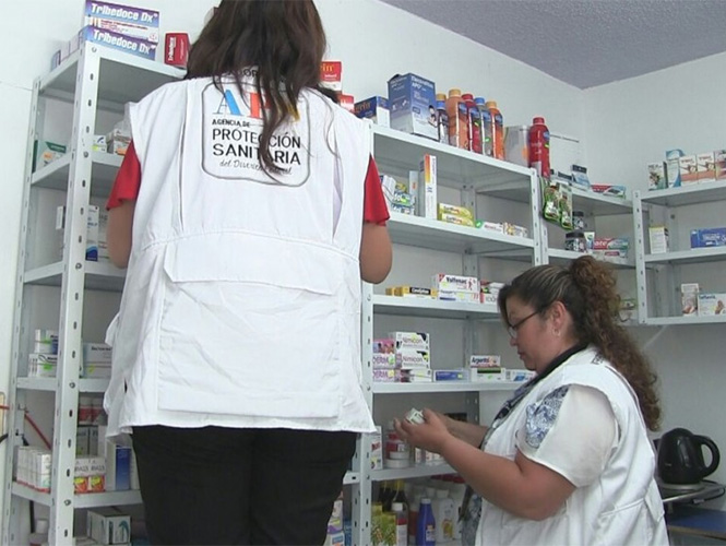 a Agencia de Protección Sanitaria también lleva a cabo verificaciones sanitarias en farmacias del Distrito Federal. Foto GDF