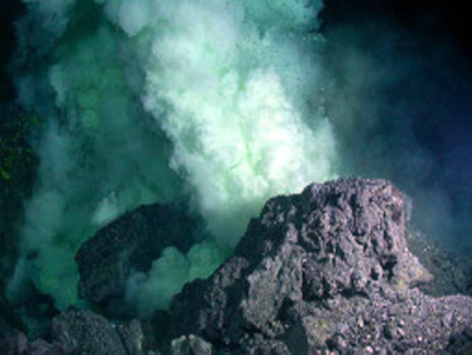 La mayor erupción de Kick em Jenny se registró en julio de 1939, cuando propulsó material volcánico a la superficie y generó una serie de tsunamis con olas de hasta dos metros de altura
