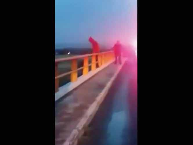 El muchacho intentaba arrojarse de un puente ubicado en la carretera 45 Norte, en Aguascalientes