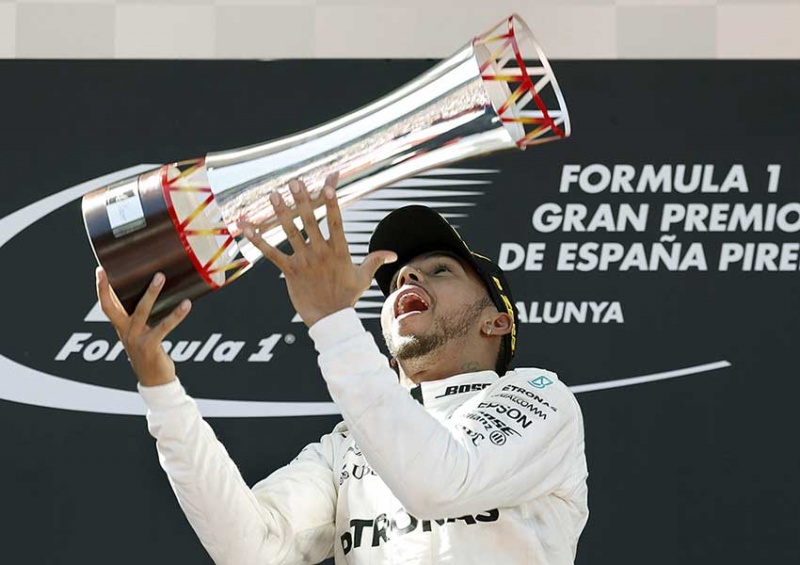 Hamilton se impone en Barcelona tras un duelo de titanes con Vettel