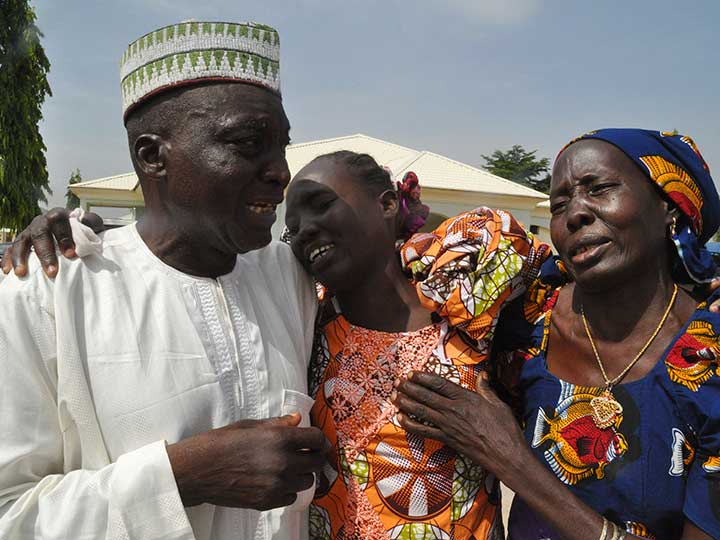 Niñas liberadas por Boko Haram en Nigeria se rencuentran con sus familias