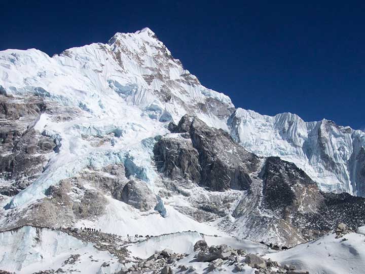 El Everest cobra otra vida: Montañista fallece y su compañero está desaparecido