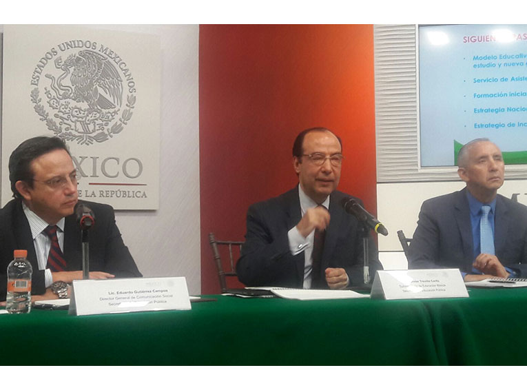 Obtiene el escritor Eduardo Lizalde Premio Carlos Fuentes