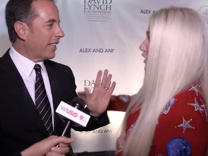 Jerry Seinfeld se niega a abrazar a Kesha en incómodo encuentro