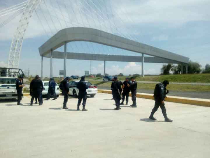 Chocan policías y huachicoleros en Tlahuapan; hay 4 heridos Chocan policías y huachicoleros en Tlahuapan; hay 4 heridos