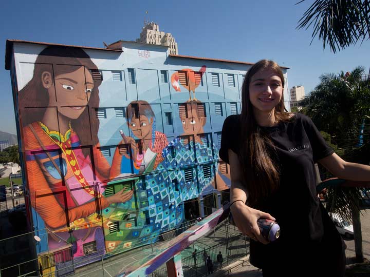 a artista de 19 años dijo que es un homenaje a las madres y docentes.