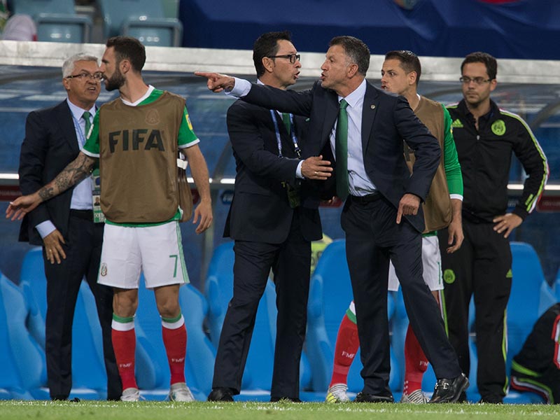 Carlos Salcedo de baja por lesión en el hombro