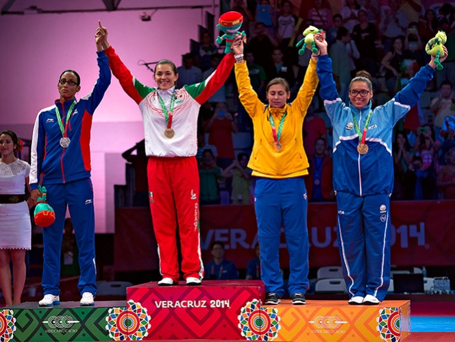 La imagen del momento en el que la cubana realiza la señal arriba del podio. (Mexsport)
