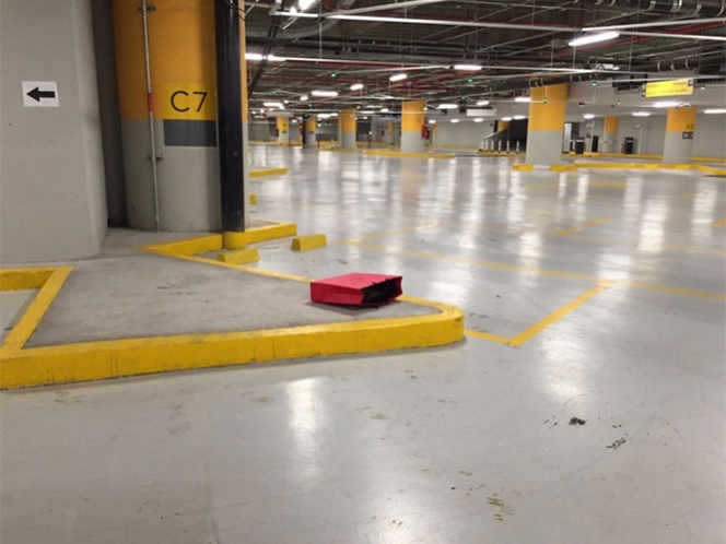 El bolso de papel color rojo se encontraba tirado junto a la columna C-7 del estacionamiento. Fotos: Cortesía SSPDF El bolso de papel color rojo se encontraba tirado junto a la columna C-7 del estacionamiento. Fotos: Cortesía SSPDF