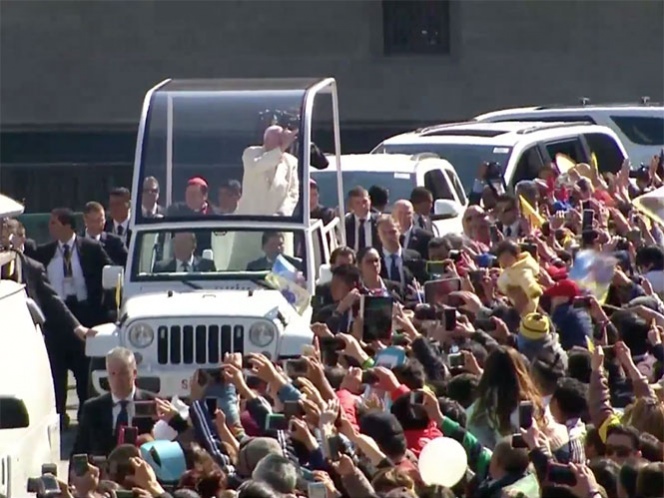 En el papamóvil da una vuelta en el Zócalo y saluda a los fieles. Imagen de YouTube En el papamóvil da una vuelta en el Zócalo y saluda a los fieles. Imagen de YouTube