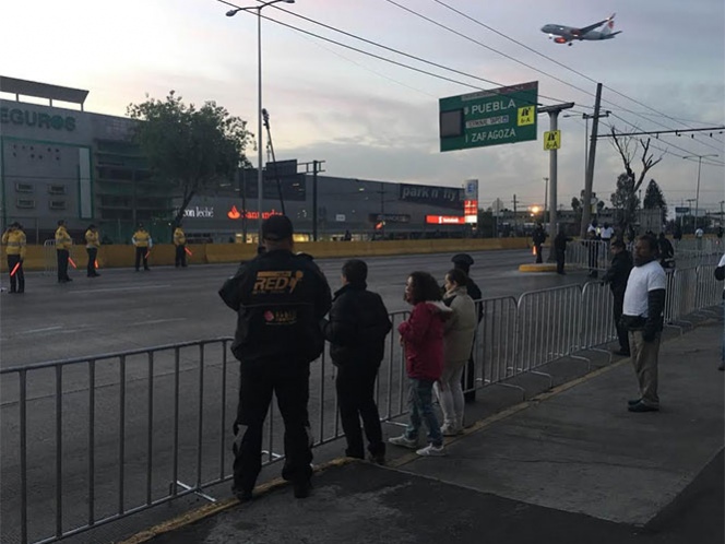 Un grupo pequeño de gente salió a avenida Río Churubusco, para ver el paso del Papa. Foto: Lizett Ximena Mejía Hinojosa Un grupo pequeño de gente salió a avenida Río Churubusco, para ver el paso del Papa. Foto: Lizett Ximena Mejía Hinojosa