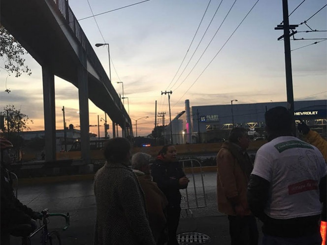 Un grupo pequeño de gente salió a avenida Río Churubusco, para ver el paso del Papa. Foto: Lizett Ximena Mejía Hinojosa Un grupo pequeño de gente salió a avenida Río Churubusco, para ver el paso del Papa. Foto: Lizett Ximena Mejía Hinojosa