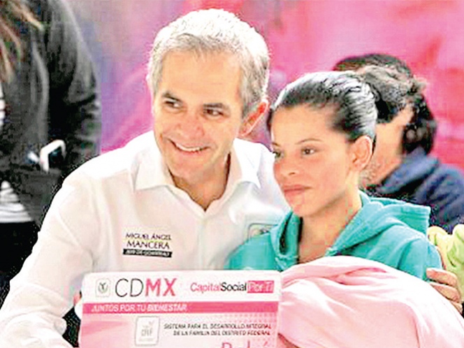 El mandatario capitalino entregó tarjetas Bebé Seguro en el marco de Tu Ciudad Te Re-Quiere, en Venustiano Carranza. Foto: Especial El mandatario capitalino entregó tarjetas Bebé Seguro en el marco de Tu Ciudad Te Re-Quiere, en Venustiano Carranza. Foto: Especial