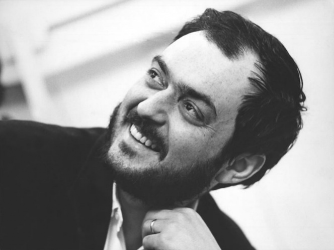 Con un caleidoscópico despliegue de recursos de toda índole, Kubrick pasaba de una película a otra sin que la gente pudiera saber qué tipo de historias crearía a continuación. Con un caleidoscópico despliegue de recursos de toda índole, Kubrick pasaba de una película a otra sin que la gente pudiera saber qué tipo de historias crearía a continuación.