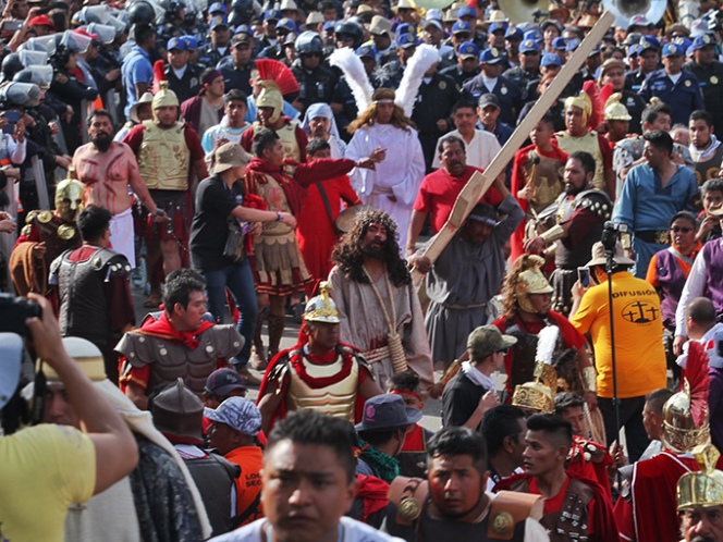 Personal de la delegación participó en la vigilancia de la representación de la resurrección en la Macro Plaza, a la que asistieron 10 mil personas. Foto: Cuartoscuro Personal de la delegación participó en la vigilancia de la representación de la resurrección en la Macro Plaza, a la que asistieron 10 mil personas. Foto: Cuartoscuro