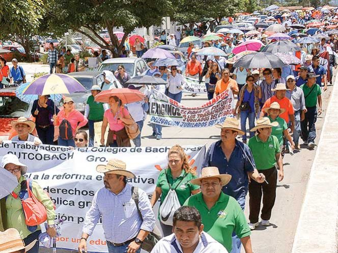 En Guerrero, integrantes del sindicato del Colegio de Bachilleres marcharon para exigir el pago de prestaciones y de pensiones.