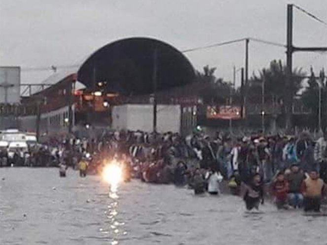 Inundación provoca que gente camine sobre la Zaragoza