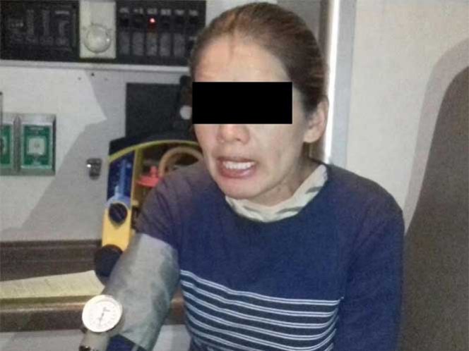 Bomberos rescatan a mujer que intentaba suicidarse; padece de sus facultades mentales. Foto: Karla Vanessa Méndez López Bomberos rescatan a mujer que intentaba suicidarse; padece de sus facultades mentales. Foto: Karla Vanessa Méndez López