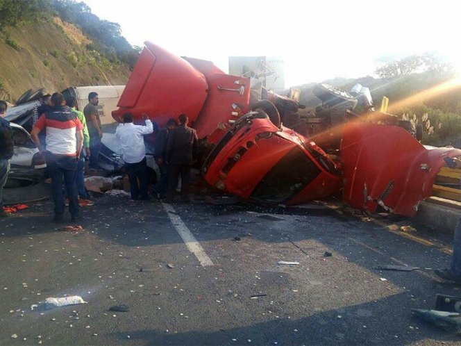 Aparatoso accidente en Chamapa-La Venta deja 5 lesionados