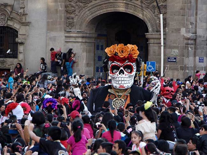 El desfile, la ofrenda monumental, el paseo ciclista nocturno, el concurso de disfraces y otras actividades deberán consolidarse con el paso de los años. Foto Cuartoscuro