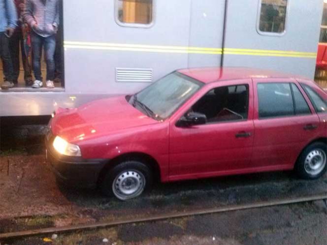 El automóvil rojo intentó ganar el paso al Tren Ligero sobre la Calzada de Tlalpan. Foto: Jorge González