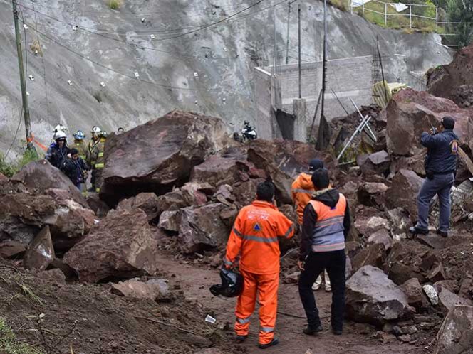 Dos rocas destruyeron parte de una barda y de una casa de la zona. Foto: Cuartoscuro/Archivo