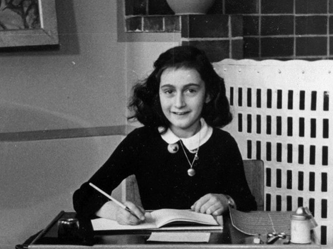 Ana murió en el campo de concentración nazi de Bergen-Belsen, su diario fue publicado por Otto Frank, su padre.