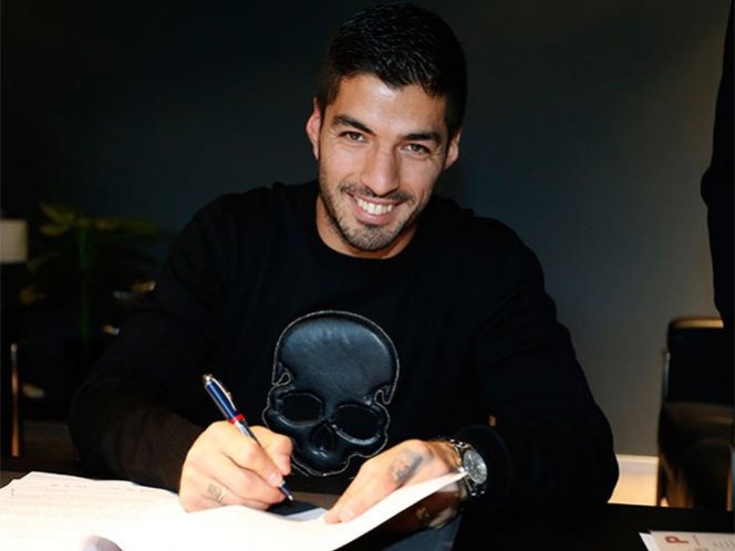 Luis Suárez, feliz por firmar renovación con Barcelona (AP)