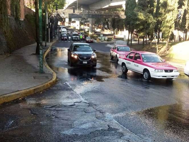 Vecinos de la calle Jalapa, colonia San Jerónimo Aculco, hacen las denuncias a través de redes sociales; cientos de litros se pierden e invaden vías primarias de circulación