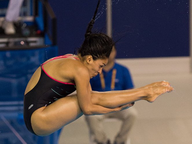 Chávez se prepara en la competencia individual en el trampolín; su entrenador y ella, aún no saben con quién pueden realizar los clavados sincronizados. (Mexsport)