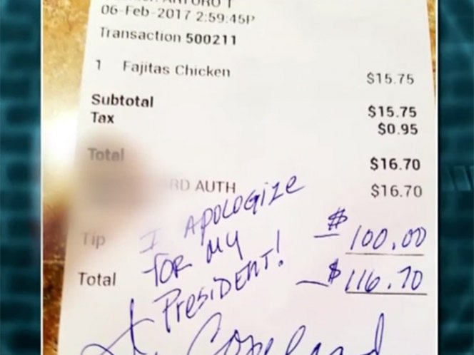 Arturo Torres mostró el ticket donde la mujer colocó el mensaje, además de que le dejó una propina de 100 dólares
