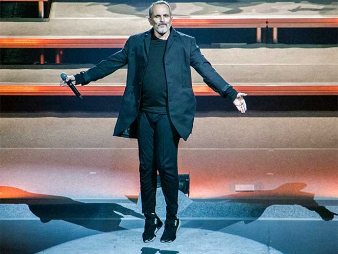 Recomiendan llegar con anticipación al concierto que el cantante español Miguel Bosé ofrecerá este domingo en el Zócalo capitalino. Foto Cuartoscuro